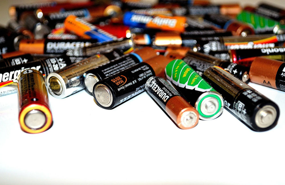 Can You Use Regular Batteries In A Vape Mod? – cometovape