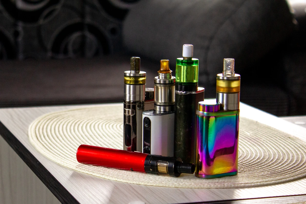 LOOKING FOR A CIGARETTE ALTERNATIVE? TRY THESE VAPES & E-CIGS